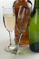 Botellas con copas  de vino blanco
