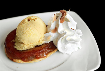 Petite tarte tatin avec glace et chantilly