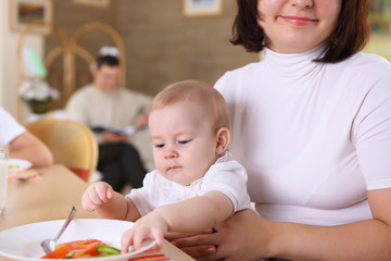 Obraz premium a young mother feeding baby at home
