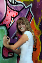 Blondes Mädchen vor Graffity-Wand