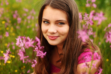 Naklejka premium woman on pink flower field