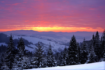 Fototapeta na wymiar Beautiful sunrise in the winter mountains