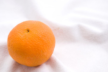 arancio nell'angolo su tovaglia