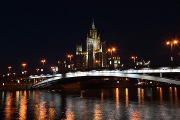 Fototapeta na wymiar Działka budowlana na Kotelnicheskaya Quay i most, Moskwa