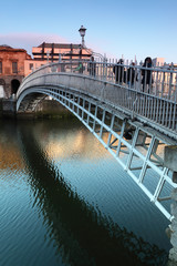 Obraz premium Ludzie idący na most w Dublinie w Irlandii