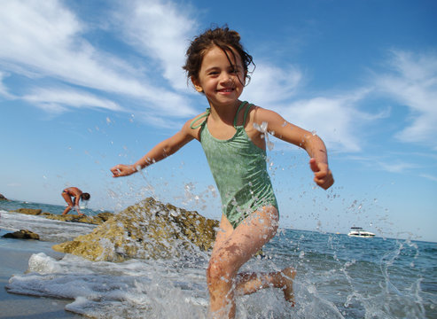 petite fille &agrave; la plage