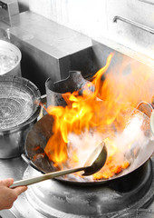 厨房での中華鍋の火力