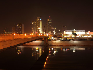 Fototapeta na wymiar Światła miasta odbicie w rzece