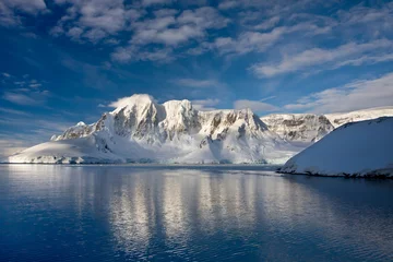 Fototapete Antarktis Snow-capped mountains in Antarctica