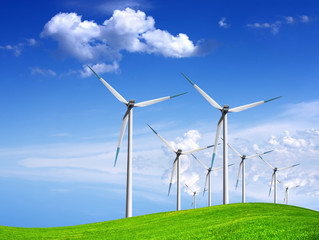 Windgeneratoren auf grüner Wiese