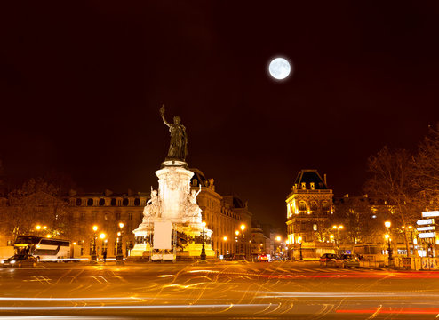 Fototapeta Marianne statue on the Republic square at night