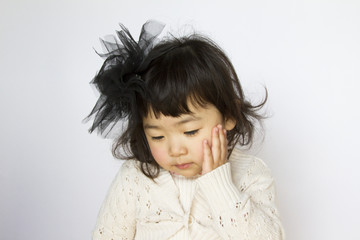 うつむく女の子