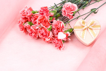 ピンクのカーネーションの花束と贈り物