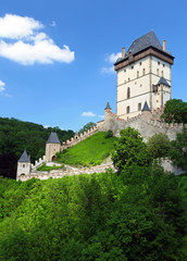 Fototapeta na wymiar zewnątrz czeski zamku nazwie Karlstejn