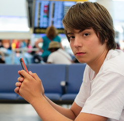 téléphoner en salle d'attente de l'aéroport