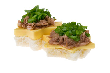 sandwich with tuna on white