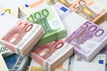 Euroscheine auf einem Haufen.