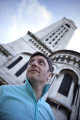 tourisme touriste Paris jeune homme montmartre vacances