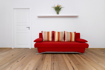 Rote Couch mit bunten Kissen