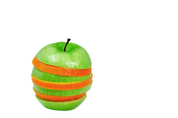 Apfel- und Orangenscheiben zu einem Apfel montiert