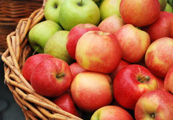 aplle crop in a basket