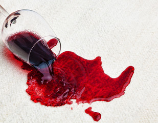 Rotwein verschüttet auf Teppich