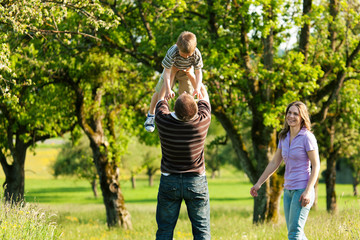 Familie macht einen Spaziergang in der Natur