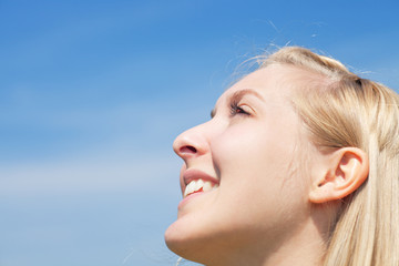 Junge Frau sieht in den Himmel