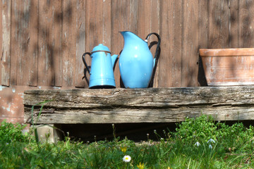 Alte blaue Blechkannen