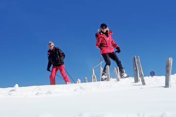 Paar beim Skifahren