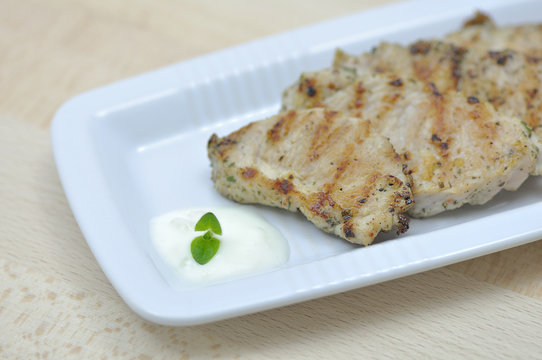 grillowany indyk z aksamitnym sosem czosnkowym