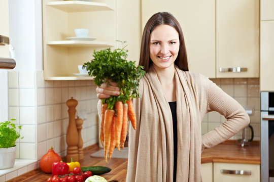 Frau zeigt Karotten
