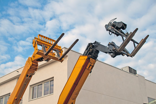 chariot &eacute;l&eacute;vateur sur fond de ciel bleu