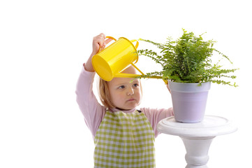 jardinage: petite fille donnant de l'eau au plantes