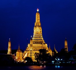 Fototapeta premium Wat Arun, Świątynia Świtu w nocy.