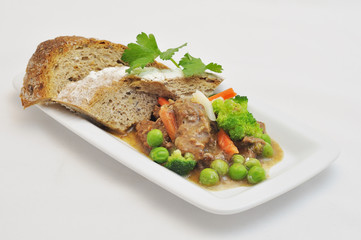 mięso duszone z warzywami z chlebem pełnoziarnistym