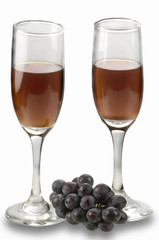 copas de vino tinto y uvas