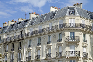 Obraz premium Fassade eines traditionellen Wohnhauses,Paris