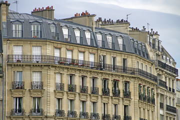 Obraz premium Fassade eines traditionellen Wohnhauses,Paris