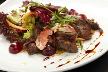 Beef with grapefruit and rucola salad