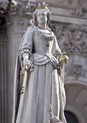 Fototapeta premium Queen Anne's Statue at St. Paul's Cathedral