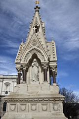 Fototapeta na wymiar Pomnik religijnych w pobliżu katedry św