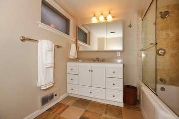 Fototapeta na wymiar Luxury classic basement bathroom with white and beige