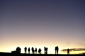 Fototapeta na wymiar Sylwetki ludzi na tle nocnego nieba