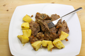 Spezzatino con patate - Stew with potatoes