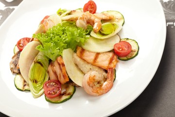 Fototapeta na wymiar Shrimps with salmon and vegetables