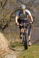 Mountainbiker auf einem Feldweg
