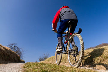 Naklejka premium Mountainbiker auf einem Feldweg