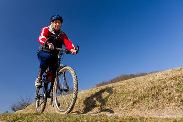 Fahrradfahrer auf einem Feldweg