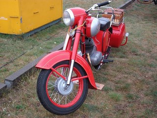 altes Motorrad mit Hänger